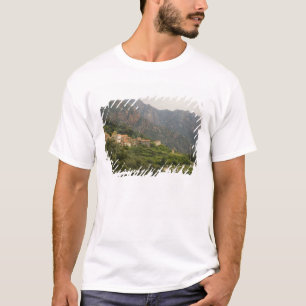 Europa, Frankreich, Korsika, Ota. Stadt Ota und T-Shirt