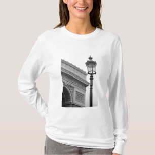 Europa, Frankreich, Paris. Arc de Triomphe und T-Shirt