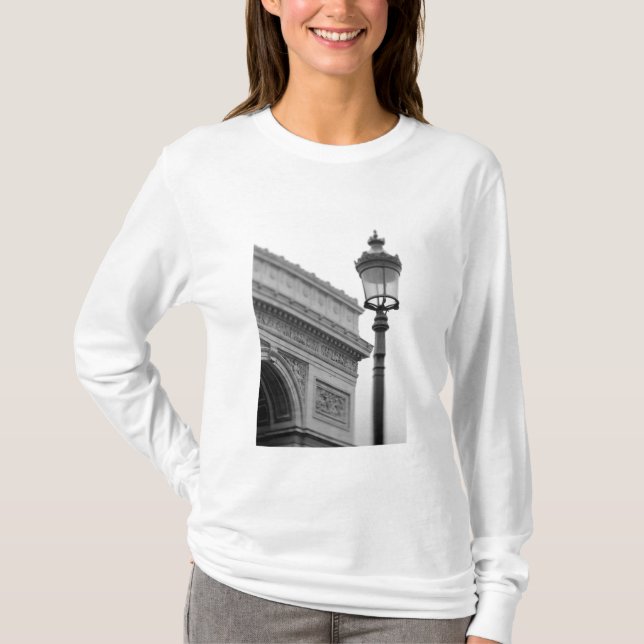 Europa, Frankreich, Paris. Arc de Triomphe und T-Shirt (Vorderseite)