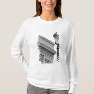 Europa, Frankreich, Paris. Arc de Triomphe und T-Shirt