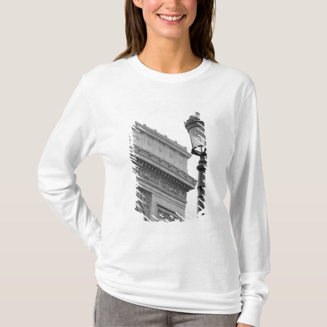 Europa, Frankreich, Paris. Arc de Triomphe und T-Shirt (Vorderseite)
