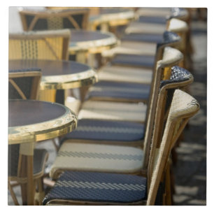 Europa, Frankreich, Paris, Beaubourg: Café-Tische Fliese