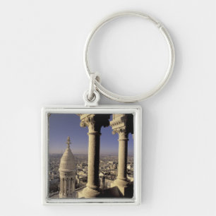 Europa, Frankreich, Paris, Blick auf Paris durch Schlüsselanhänger