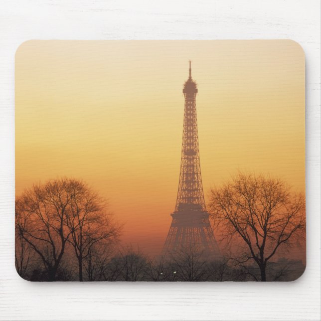 Europa, Frankreich, Paris. Eiffelturm (Mittel) Mousepad (Vorne)