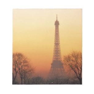 Europa, Frankreich, Paris. Eiffelturm (Mittel Notizblock