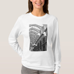 Europa, Frankreich, Paris. Innenraum, Galerie T-Shirt