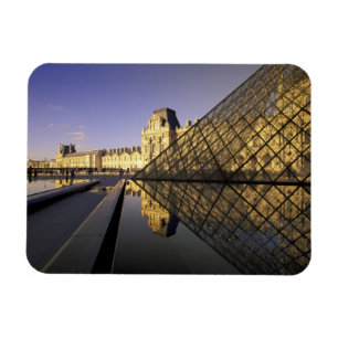Europa, Frankreich, Paris Le Louvre und Glas Magnet