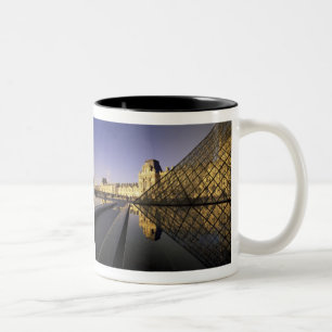 Europa, Frankreich, Paris. Louvre und Glas Zweifarbige Tasse