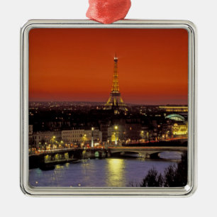 Europa, Frankreich, Paris. Sonnenuntergangsansicht Silbernes Ornament