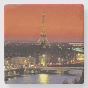 Europa, Frankreich, Paris. Sonnenuntergangsansicht Steinuntersetzer