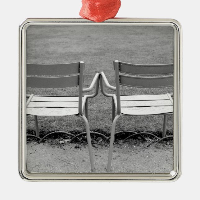 Europa, Frankreich, Paris. Stühle, Jardin du 2 Silbernes Ornament (Vorne)