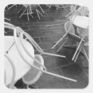 Europa, Frankreich, Paris. Stühle, Jardin du 4 Quadratischer Aufkleber