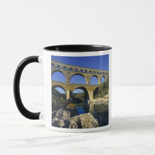 Europa, Frankreich, Pont du Gard. Pont du Gard Tasse