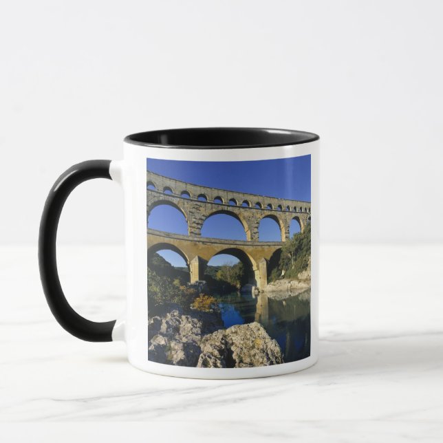 Europa, Frankreich, Pont du Gard. Pont du Gard Tasse (Links)