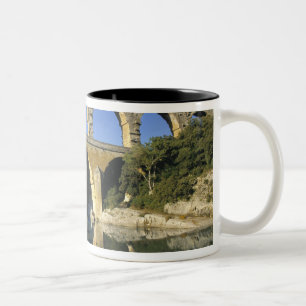 Europa, Frankreich, Pont DU Gard. Pont DU Gard, Zweifarbige Tasse