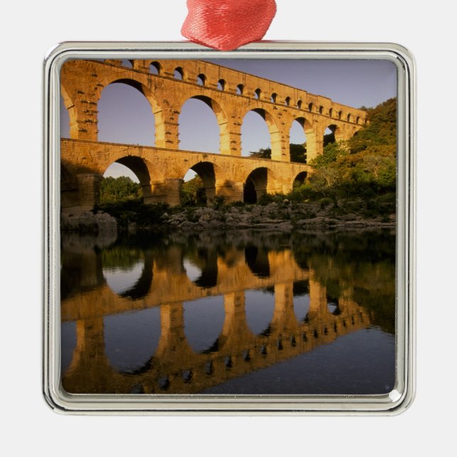 Europa, Frankreich, Provence, Gard. Pont du Gard Ornament Aus Metall (Vorne)
