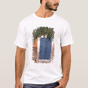 Europa, Frankreich, Roussillon. Ivy bedeckt die Wa T-Shirt