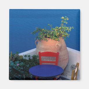Europa, Griechenland, Santorini. Terrasse mit Meer Magnet