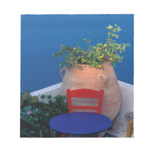 Europa, Griechenland, Santorini. Terrasse mit Meer Notizblock