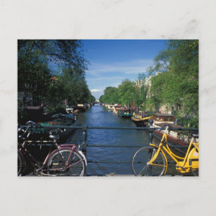 Europa, Holland, Amsterdam, gelbes Fahrrad und Postkarte