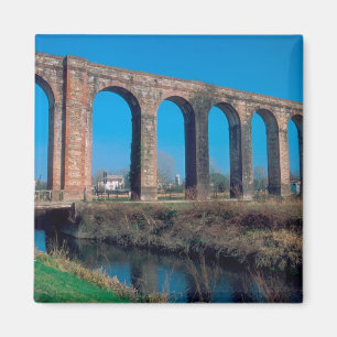 Europa, Italien. Aquadukt bei Lucca. Magnet