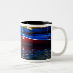 Europa, Italien, Cinque Terre, Boote in Vernazza Zweifarbige Tasse