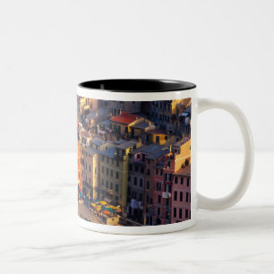 Europa, Italien, Cinque Terre. Dorf Vernazza Zweifarbige Tasse