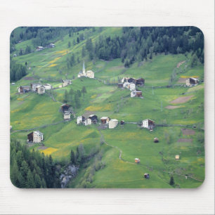 Europa, Italien, Dolomiten. Dieses kleine Dorf Mousepad