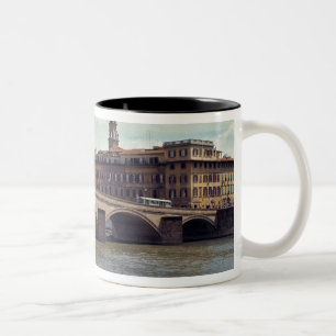 Europa, Italien, Florenz. Der Arno-Fluss fließt Zweifarbige Tasse