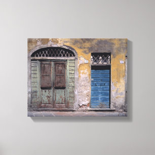 Europa, Italien, Lucca. Diese alten Türen ergänzen Leinwanddruck