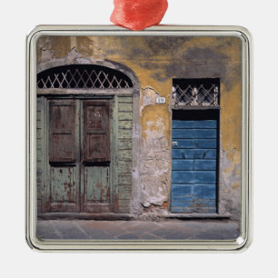 Europa, Italien, Lucca. Diese alten Türen ergänzen Ornament Aus Metall