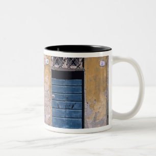 Europa, Italien, Lucca. Diese alten Türen fügen Zweifarbige Tasse