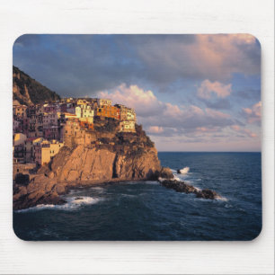 Europa, Italien, Manarola. Die an der Steilküste g Mousepad