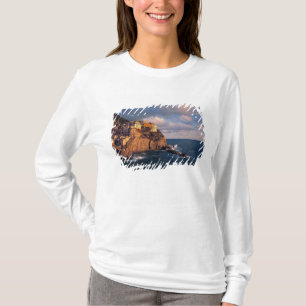 Europa, Italien, Manarola. Die an der Steilküste g T-Shirt