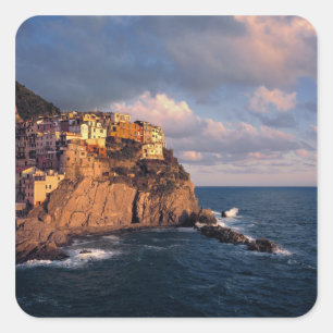 Europa, Italien, Manarola. Die Klippe ist gestrand Quadratischer Aufkleber