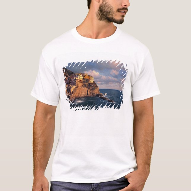 Europa, Italien, Manarola. Die Klippe ist gestrand T-Shirt (Vorderseite)
