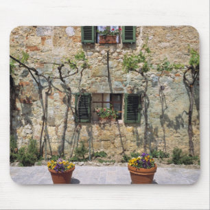 Europa, Italien, Monteriggioni. Ein Steinhaus ist Mousepad