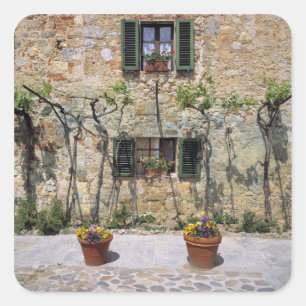 Europa, Italien, Monteriggioni. Ein Steinhaus ist Quadratischer Aufkleber