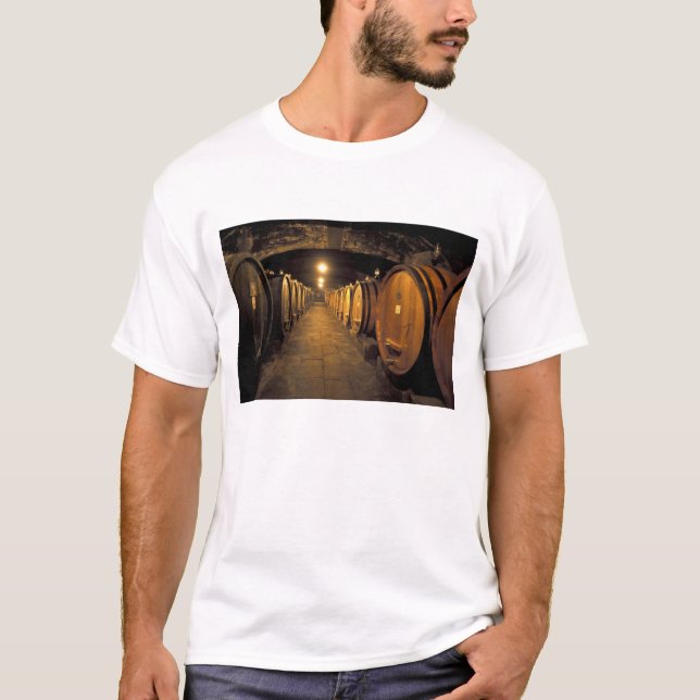 Europa, Italien, Region Toskana. Chiantikeller T-Shirt (Vorderseite)