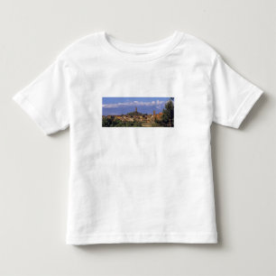 Europa, Italien, San Miniato. Unter einem breiten, Kleinkind T-shirt