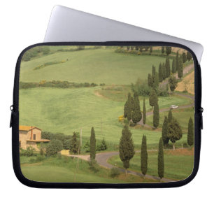 Europa, Italien, Toskana, Monticchiello. Kurvenrei Laptopschutzhülle