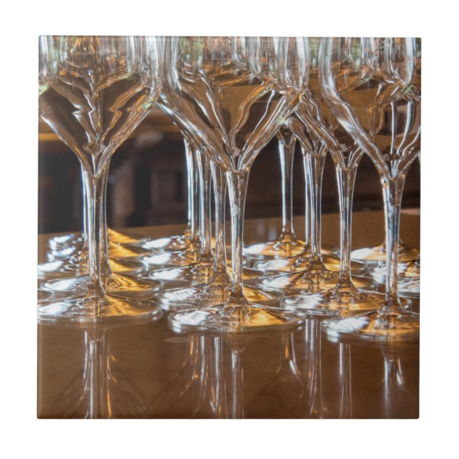 Europa, Italien, Toskana. Weingläser im Weingut Fliese (Vorderseite)