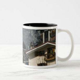 Europa, Italien, Valle d'Aosta, COURMAYEUR: Stadt Zweifarbige Tasse