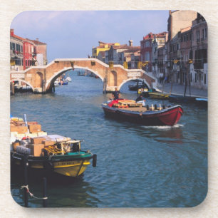 Europa, Italien, Venedig. Boote bringen Getränkeuntersetzer