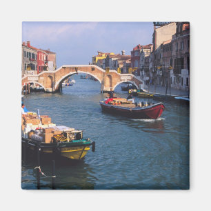 Europa, Italien, Venedig. Boote bringen Magnet