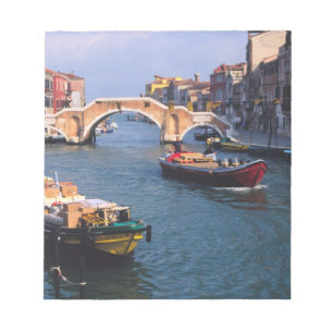 Europa, Italien, Venedig. Boote bringen Notizblock