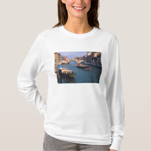 Europa, Italien, Venedig. Boote bringen T-Shirt