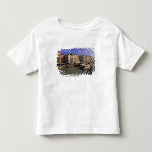 Europa, Italien, Venedig, Bootsverkehr bei Rialto Kleinkind T-shirt