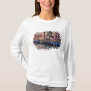 Europa, Italien, Venedig, Gondeln im Kanal T-Shirt