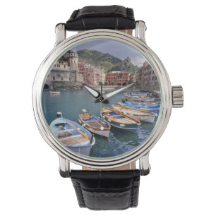 Europa, Italien, Vernazza. Hell bemalte Boote Armbanduhr